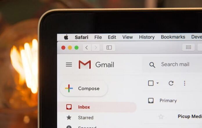 cara backup gmail kamu (foto: stephen phillips/unsplash)