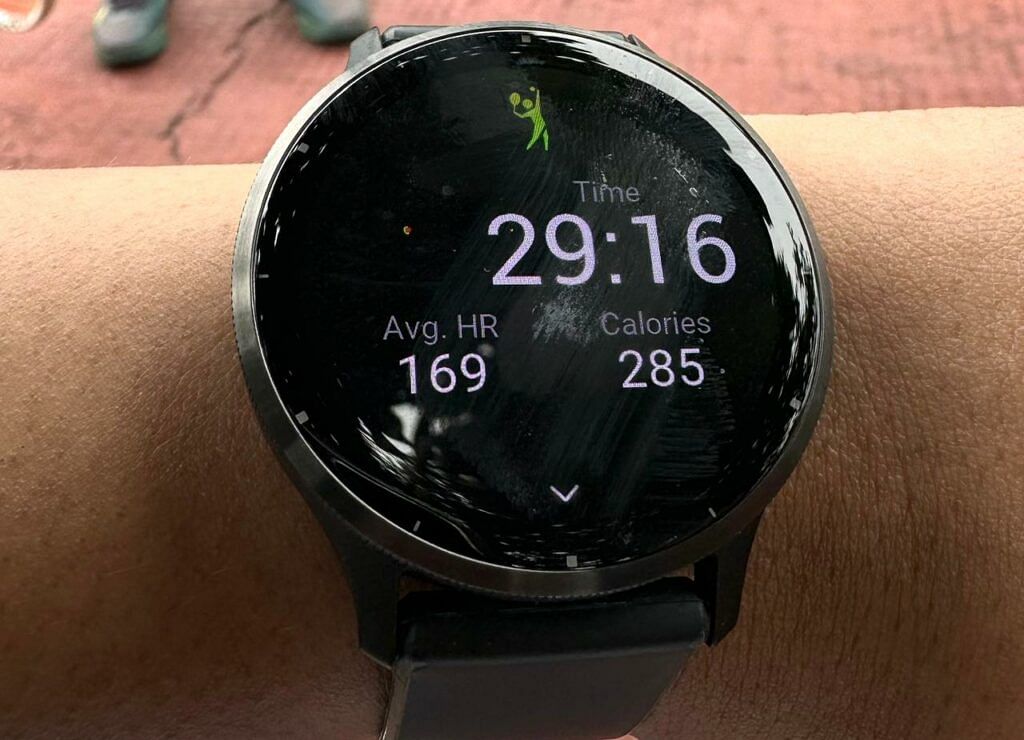 pemantauan aktivitas tenis dengan smartwatch garmin venu 3