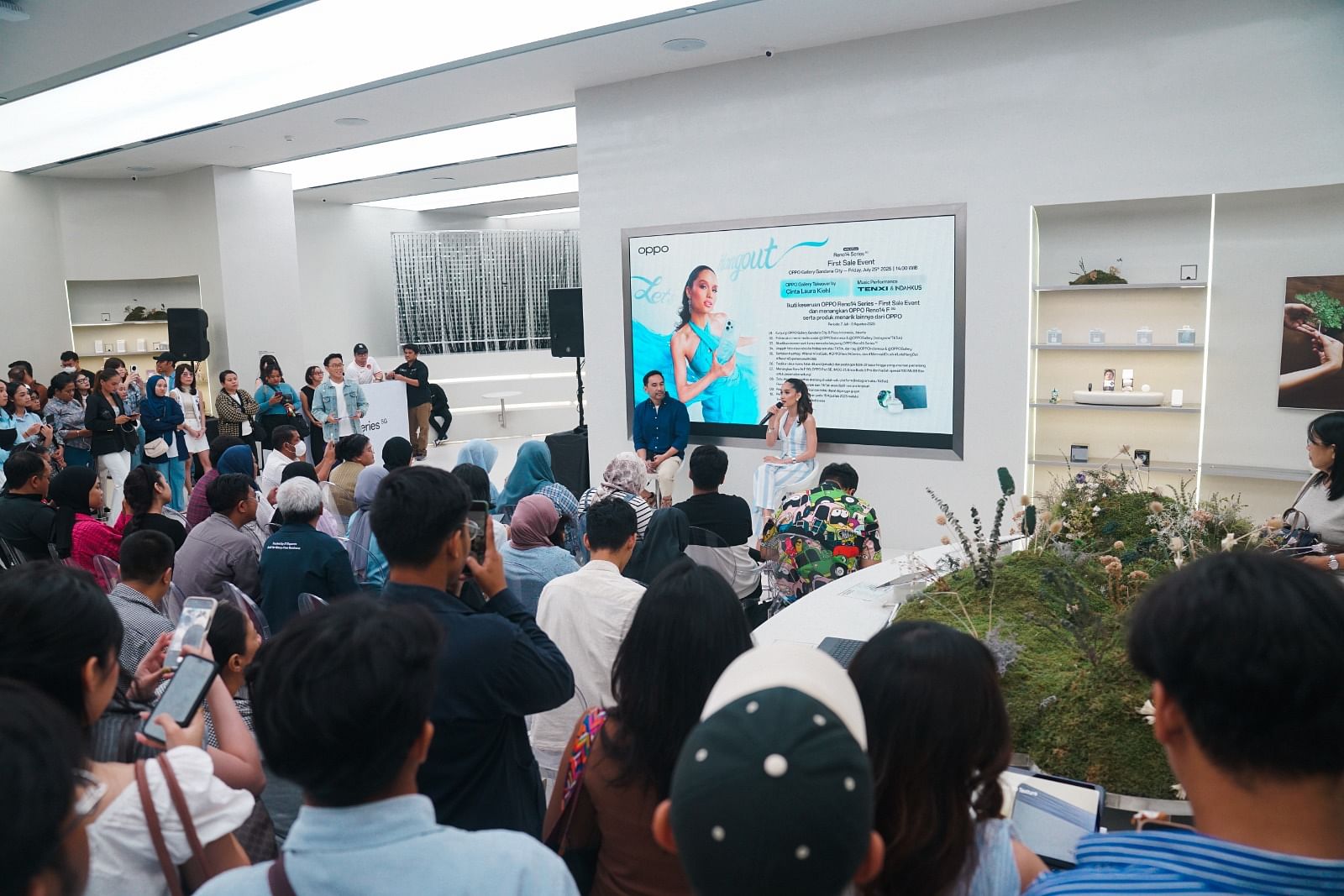 Cinta Laura Takeover OPPO Gallery! First Sale OPPO Reno14 Diserbu Konsumen