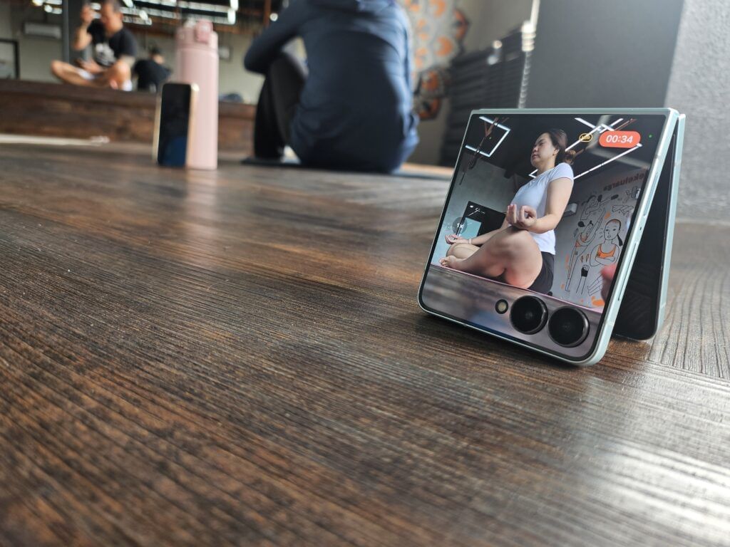 Review Galaxy Z Flip7, Smartphone Lipat Tipis dan Classy