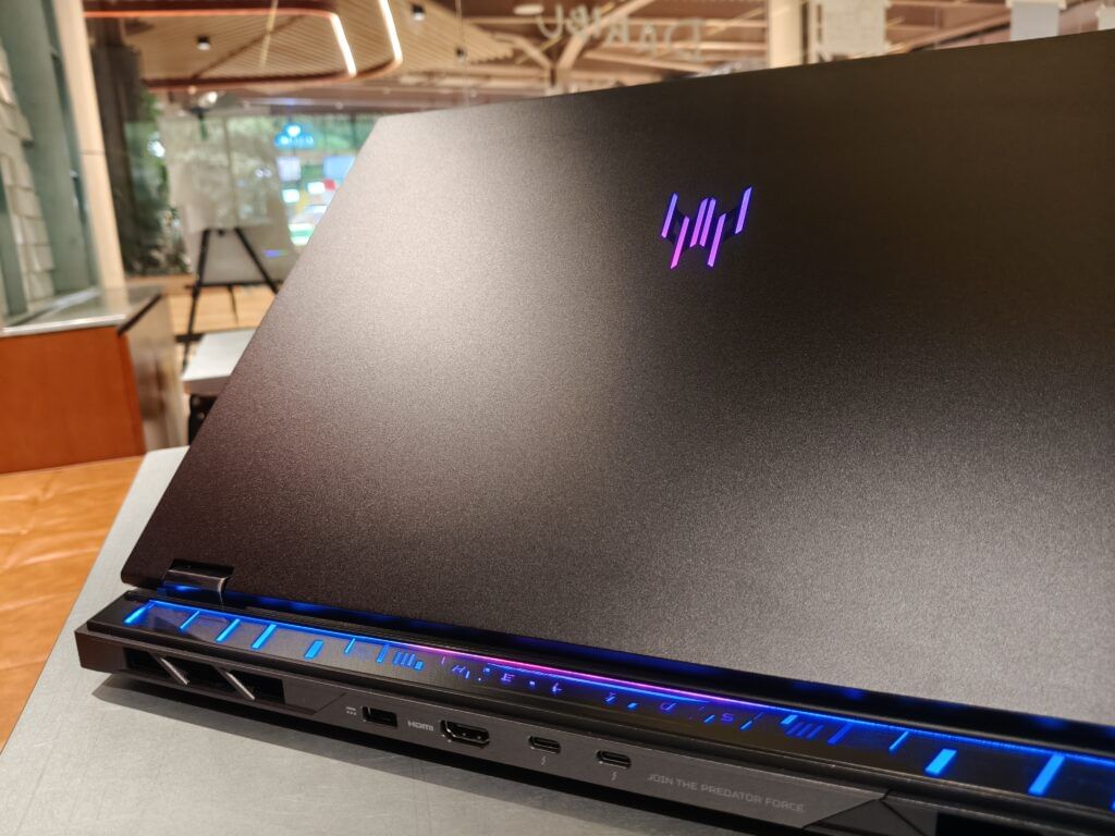 Acer Predator Helios 18 AI 2