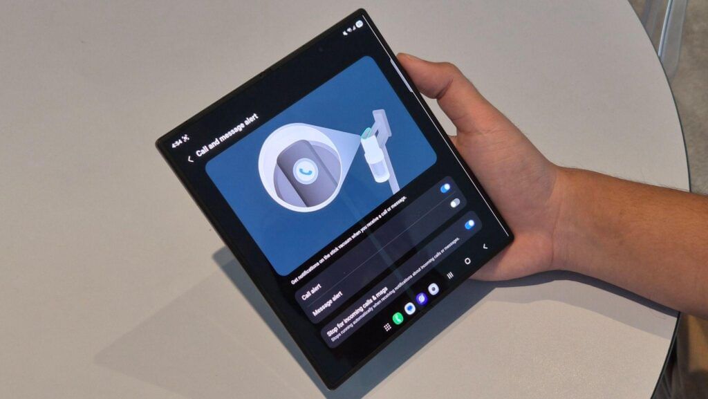 One UI 8.5 Samsung Bakal Ubah Lock Screen Jadi Pertunjukan Musik Mini